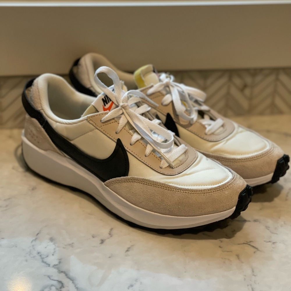 Nike women waffle debut size 10